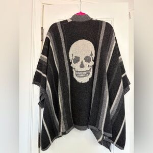 Skull Cashmere - Poncho in shades of gray with skull